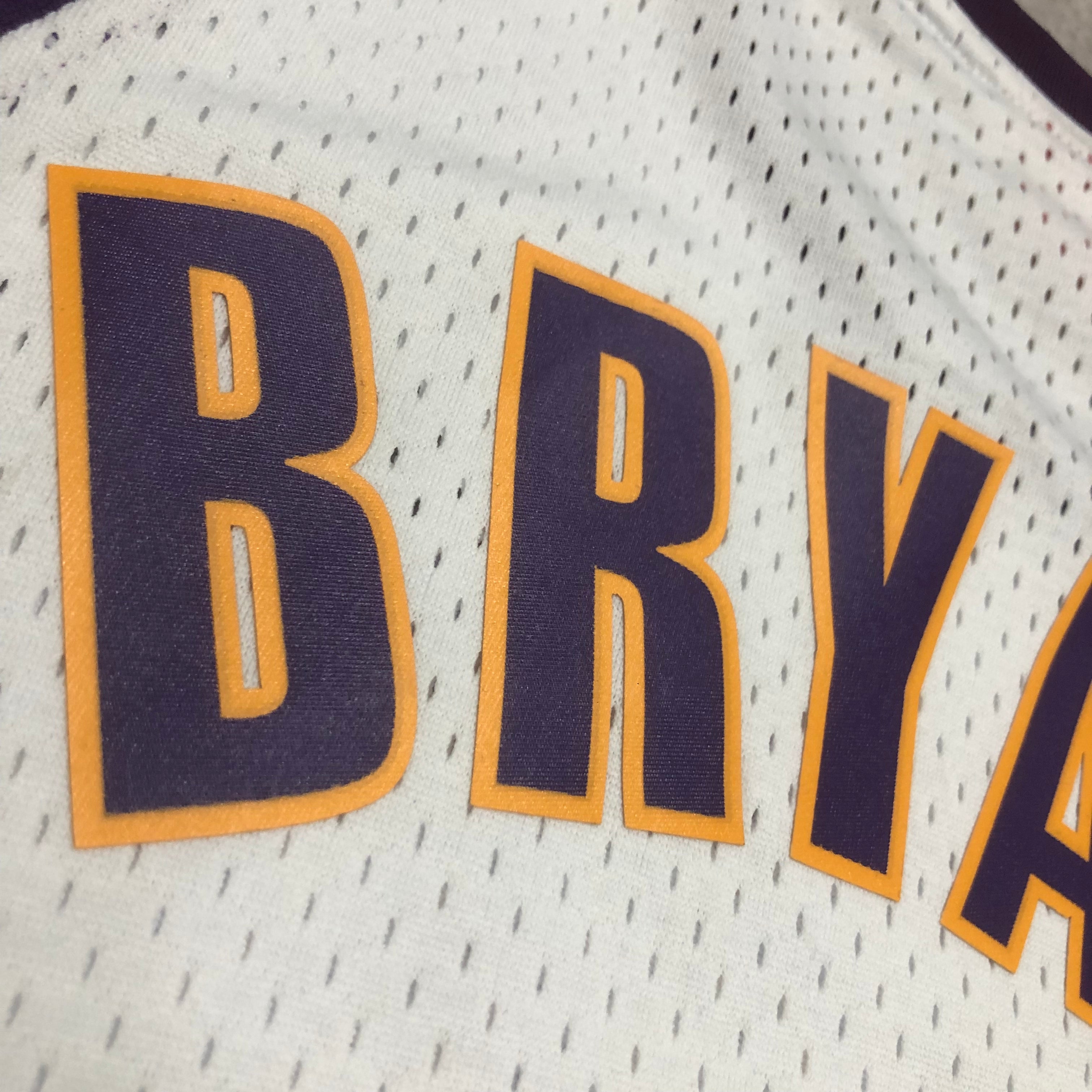 2003-04 Los Angeles Lakers (Kobe Bryant) White Classics Jersey