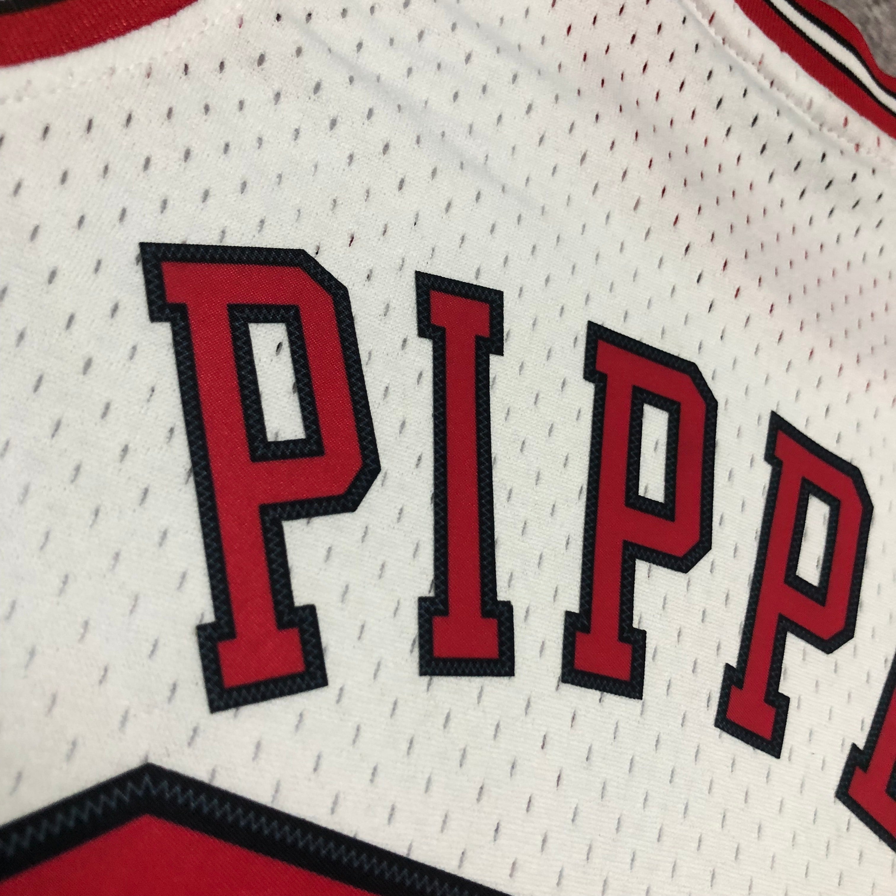 1997-98 Chicago Bulls (Scottie Pippen) White Classics Jersey