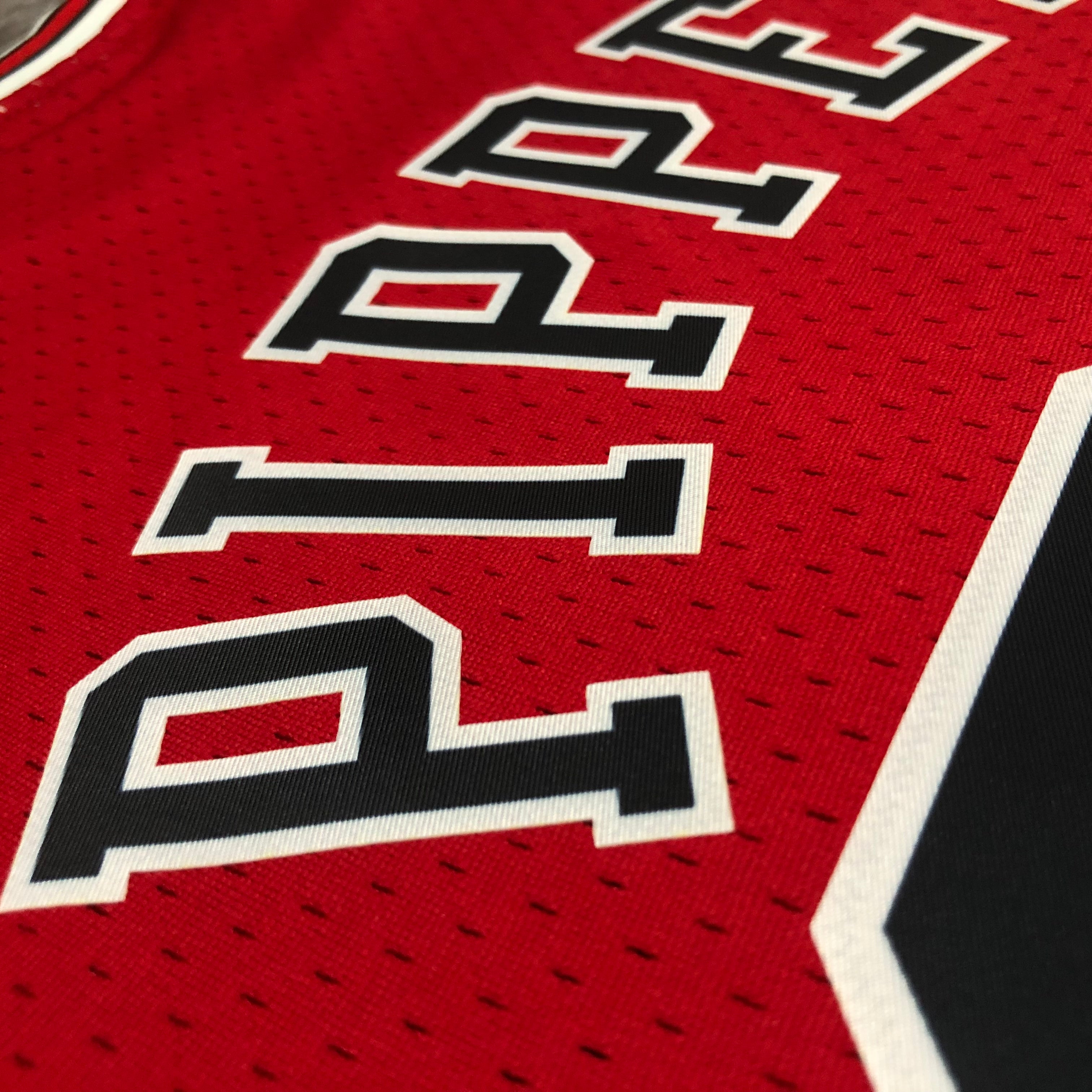 1995-96 Chicago Bulls (Scottie Pippen) Red Classics Jersey